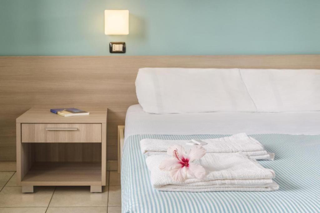 Hotel Dei Bizantini & Villaggio Campo Dei Messapi Сан-Пьетро-ин-Беванья Экстерьер фото
