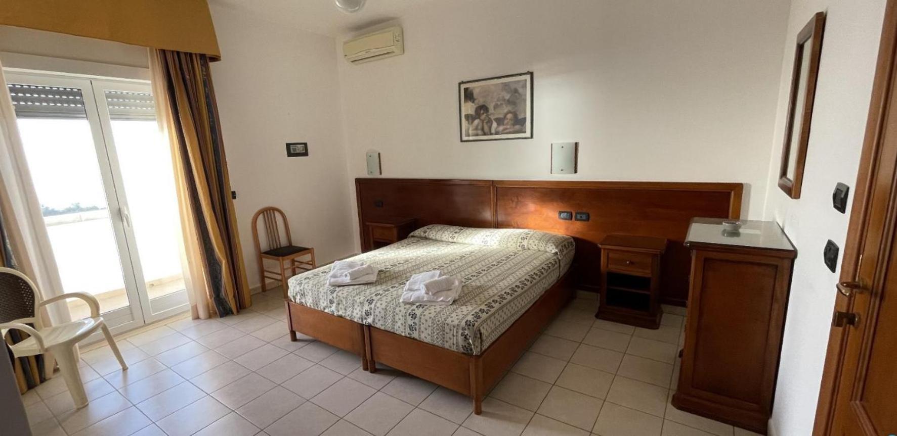 Hotel Dei Bizantini & Villaggio Campo Dei Messapi Сан-Пьетро-ин-Беванья Экстерьер фото