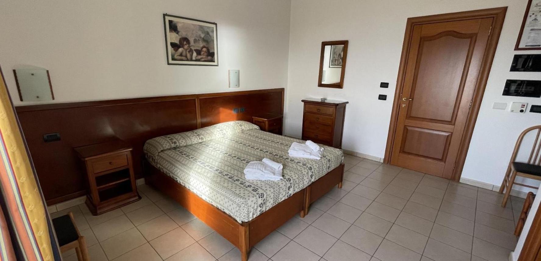 Hotel Dei Bizantini & Villaggio Campo Dei Messapi Сан-Пьетро-ин-Беванья Экстерьер фото
