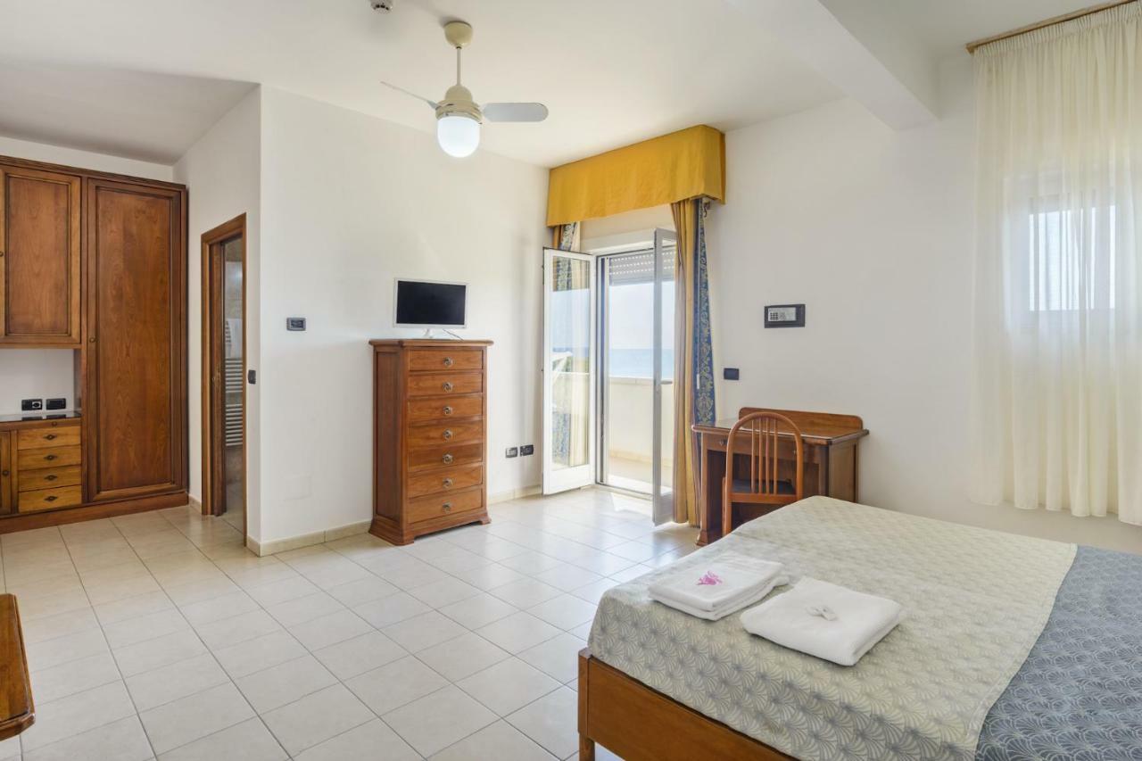 Hotel Dei Bizantini & Villaggio Campo Dei Messapi Сан-Пьетро-ин-Беванья Экстерьер фото
